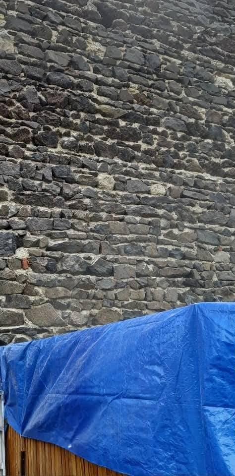 Mur en pierre avant ravalement